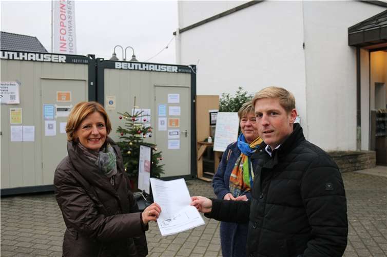 Christoph Schmitt (r.) übergibt das Impulskonzept „Ahrtal wird SolAHRtal“ an Ministerpräsidentin Malu Dreyer.Foto: privat