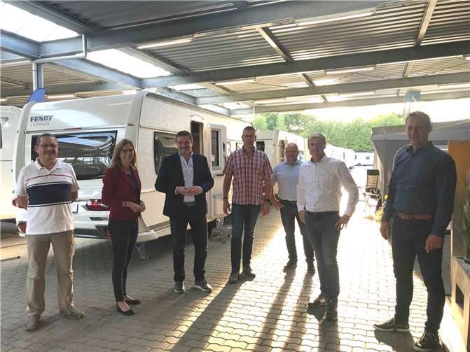 Christoph Schmitt und Sabine Bätzing-Lichtenthäler besuchten den Wohnmobilanbieter Niesmann Caravaning. Foto: privat