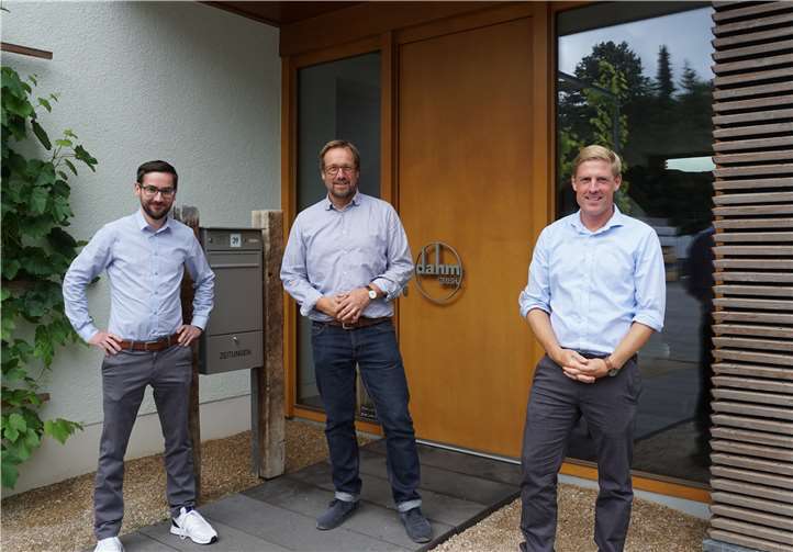 Christoph Schmitt zu Besuch bei der Holzbaufirma. Foto: privat