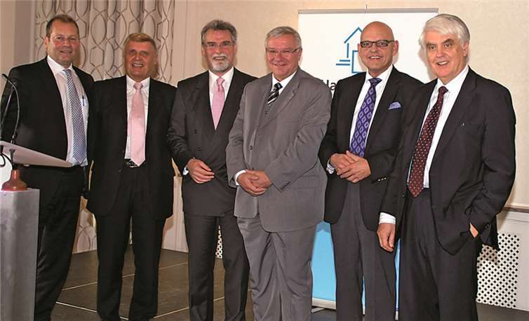 Christoph Schöll, Vorsitzender des Ortsvereins, mit Manfred Leyendecker (Vorsitzender Haus & Grund Rheinland-Pfalz), Festredner Staatsminister a.D. Herbert Mertin, OB Prof. Dr. Joachim Hofmann-Göttig, Franz Obst (Vorsitzender Deutscher Mieterbund Landesverband Rheinland-Pfalz) und Dr. Rolf Kornemann (Präsident Haus & Grund Deutschland). Harald Gruber / Haus & Grund Koblenz