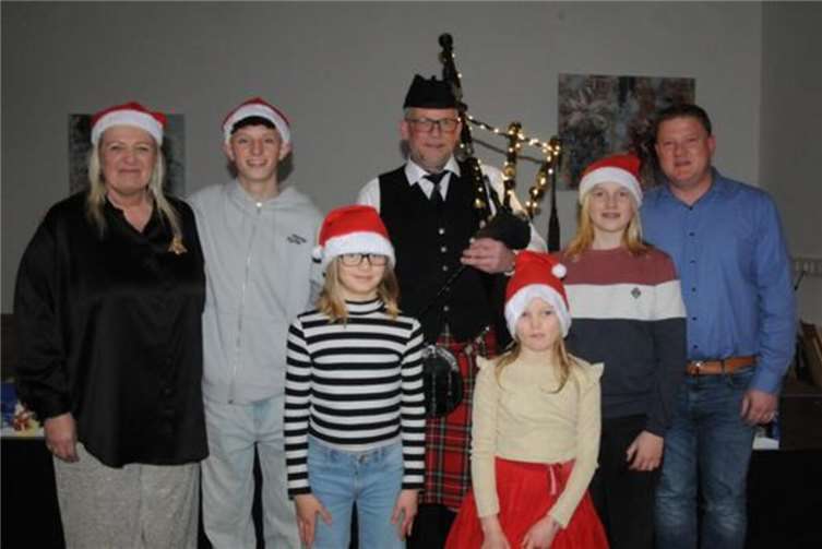Christoph Steinebach (Mitte) umrahmt v.l. Organisatorin Sylvia Breuer, Emil Schäfer, Marlon Henn, Lotta Schäfer, Klara Schäfer und Ortsbürgermeister Florian Schäfer.  Foto: Volker Lemgen
