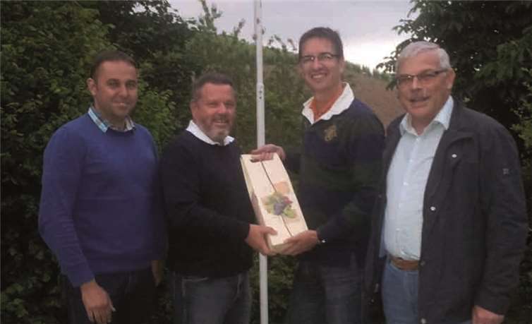 Christoph Stoffel bedankt sich bei Helmut Hannes für die hervorragende Arbeit als Fraktionsvorsitzender in den letzten fünf Jahren.v.l.n.r. Jens Firmenich, Helmut Hannes, Christoph Stoffel, Manfred Frickel Privat