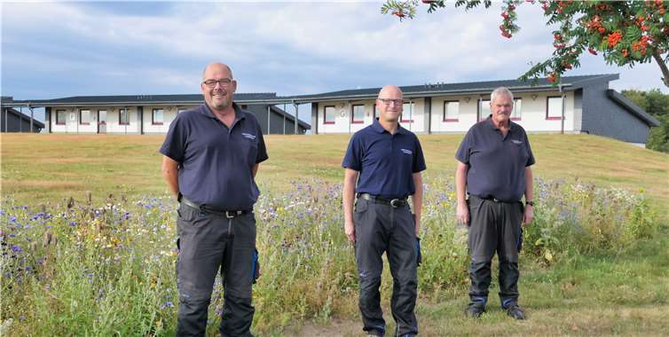Christoph Ternes, Alexander Castert und Herbert Konrad (v. li.) haben ein gutes Gespür für die naturnahe Gestaltung von kommunalen Flächen. Foto: VG Kaisersesch