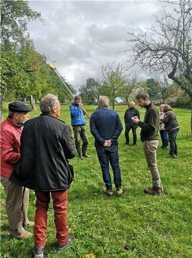 Christoph Vanberg nahm mit auf die vereinseigene Streuobstwiese „Op Loches“. Hier erklärt er, wie sich Apfelsorten unterscheiden lassen und die Besucher konnten die Äpfel direkt vom Baum probieren. Foto: Anke Haas