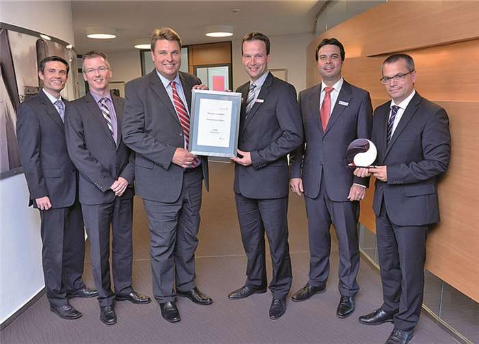 Christoph Weitzel nimmt als Vorstandsmitglied die Urkunde des Factoring Awards 2013 - Erster Platz vom Geschäftsführer der Universal Factoring entgegen. (V.l.) Marco Pung (Vertriebsleiter FKC), Michael Voll (Gebietsleiter Deutsche Leasing), Fedor Krüger (Geschäftsführer Universal Factoring), Christoph Weitzel (Vorstand KSK Mayen), Marco Döhr (Teamleiter FKC Andernach), Dirk Brettschneider (Gebietsleiter Universal Factoring).privat