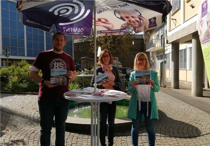 Christoph Zepp – Student Uni Koblenz, Astrid Haderlein und Peggy Reyhe von der Regionalgruppe Lahnstein-Braubach an einem Infostand. Foto: privat