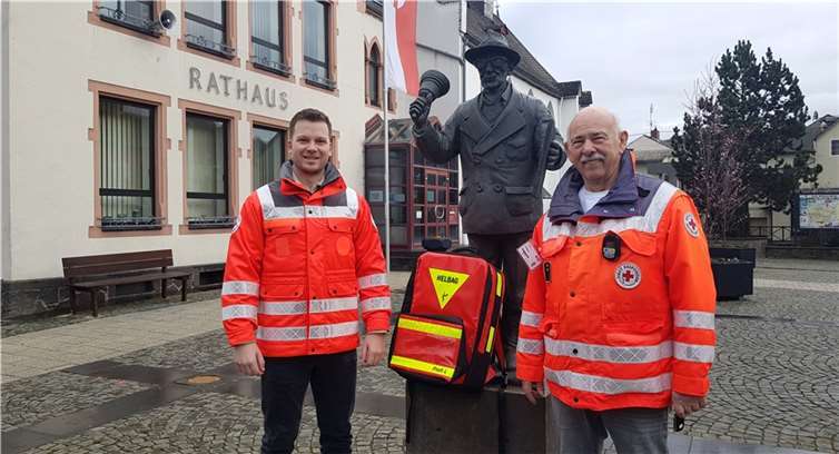 Christopher Behse (links) ist Rettungssanitäter und macht bald auch den Abschluss zum Notfallsanitäter. Der Vorsitzende des DRK Mülheim-Kärlich Franz Dreher (rechts) freut sich über die personelle Verstärkung und das ehrenamtliche Engagement von Christopher Behse. Foto: Horst Hohn