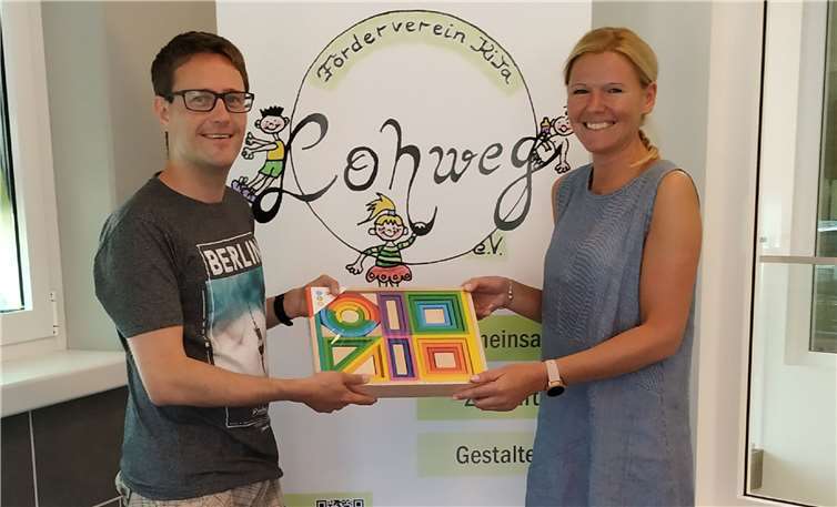 Christopher Cullmann bei der Übergabe der Spielmaterialen an die Kita-Leiterin Stefanie Schmidt. Foto: privat