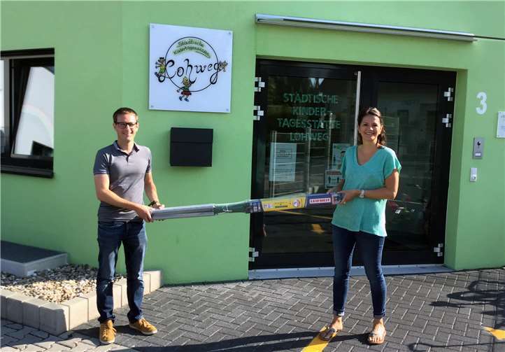 Christopher Cullmann vom Förderverein Kita Lohweg dankt Silvia Pörtner für die Spende einer Wäschespinne. Foto: Stadt Bendorf
