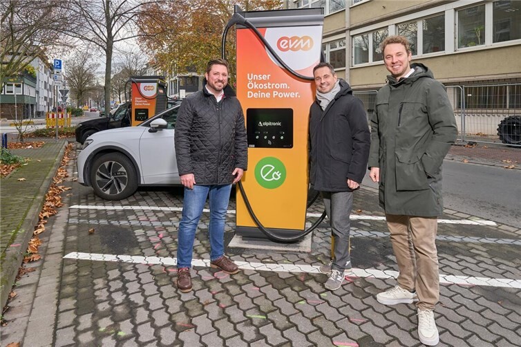 Christopher Dold (evm), Oberbürgermeister David Langner und evm-Vorstand Christoph Hesse nahmen den neuen Schnellladepark in der Rizzastraße in Koblenz in Betrieb. Foto: Sascha Ditscher.