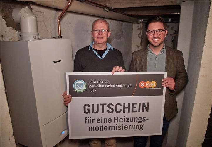 Christopher Dold von der evm (rechts) überreicht Boris Schiwon den Gutschein über die Heizungsmodernisierung, der einen Wert von 5.000 Euro hat.evm/Ditscher