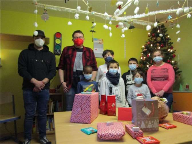 Christopher Laas(Geschäftsführer) und Elias J. Wilbert (Vorsitzender der Jusos Mayen) überreichten die Weihnachtsgeschenke an die Kinder des Horts Pusteblume.Foto: privat