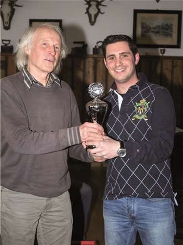 Christopher Marjan (r.) überreicht den Vereinsmeister Senioren Pokal an Gerd Krautwig.
