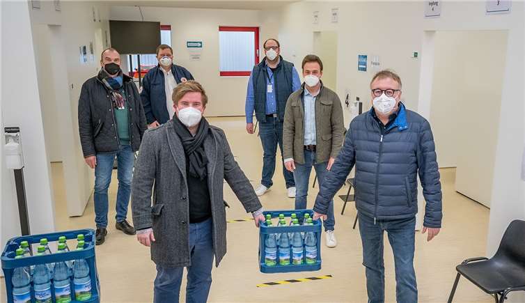 Christopher Menzel, Pressesprecher des Sinziger Mineralbrunnens (v. l.), überreichte Landrat Dr. Jürgen Pföhler (v. r.) die Getränkespende im Beisein von Dr. Michael Berbig, Leiter des Ärztenetzes im Kreis (h. l.), Jürgen Peckart vom DRK Ortsverein Grafschaft (2. v. h. l.) sowie Impfzentrumskoordinator Fabian Schneider und seinem Stellvertreter Daniel Blumenberg (h. r.).Foto: Kreisverwaltung Ahrweiler / Bernhard Risse