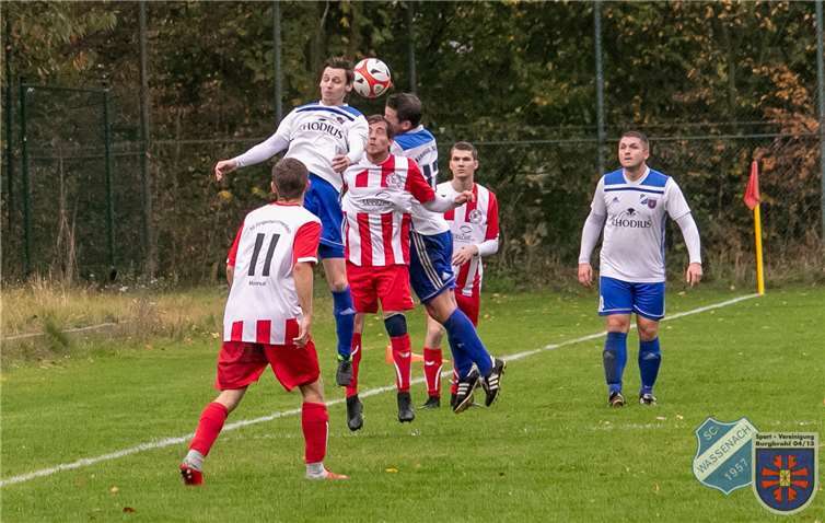 Christopher Walter (zweiter v.li.) und Björn Widerstein (vierter v.li.) im Luftduell gegen die SG Düngenheim. Foto: René Loth