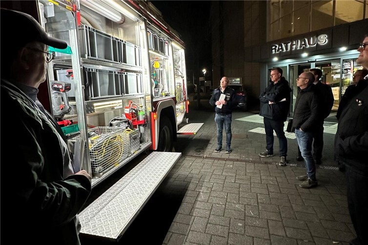 Christopher Wittig stellte im Rahmen der Sitzung des Feuerwehrausschusses das generalüberholte Tanklöschfahrzeug der Freiwilligen Feuerwehr Mendig vor. Foto: Stefan Pauly/VG-Verwaltung Mendig
