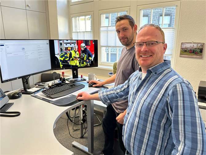 Christopher Wittig (vorne), Fachbereichsleiter Familien, Schulen, Ordnung und Soziales der VG-Verwaltung Mendig sowie Wehrführer der Freiwilligen Feuerwehr Mendig, und Florian Rieser, Feuerwehr-Sachbearbeiter der VG-Verwaltung Mendig, sind mit den neuen digitalen Möglichkeiten für die Freiwilligen Feuerwehren der VG Mendig sehr zufrieden.  Foto: Stefan Pauly/VG-Verwaltung Mendig