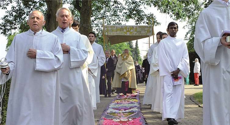 Christus - in der Monstranz - auf den Straßen unseres Lebens.privat