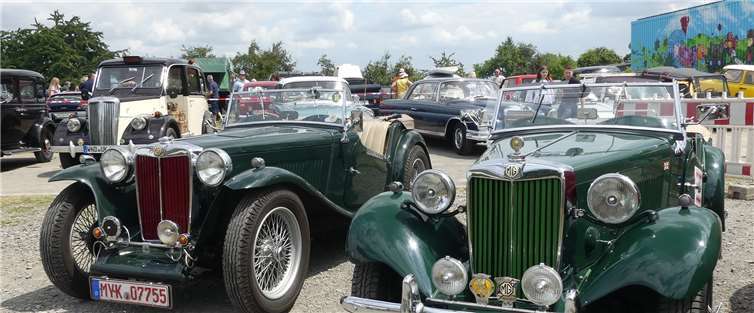 Chromblitzende Karossen aus dem letzten Jahrhundert standen im Mittelpunkt des 1. Oldtimer-Treffens beim Café zur Tanke in Kail. Fotos: TE