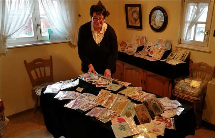 Cilli Schäfer mit ihren Kunst- und Grußkarten.