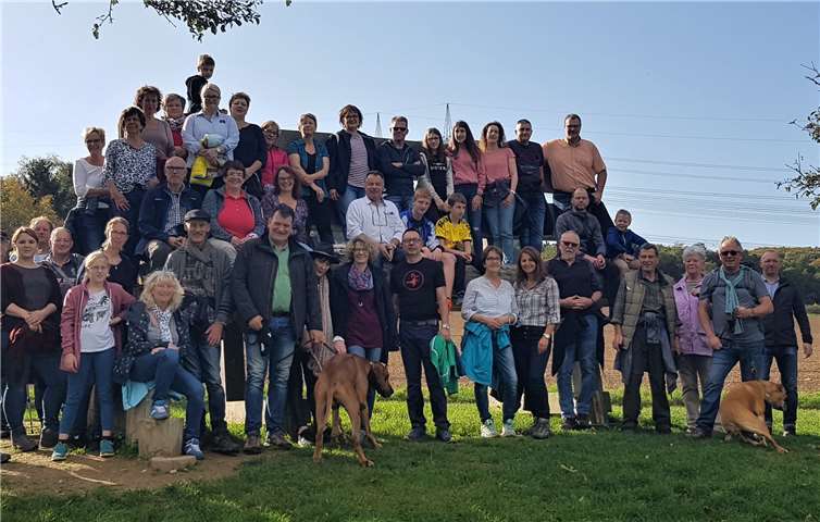 Circa 50 Löhndorfer wanderten durch die Gemarkung.Foto: privat