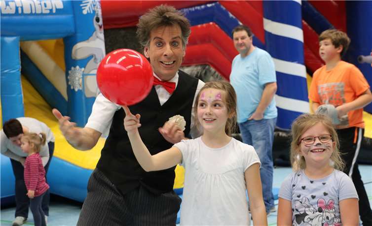 Cito Pilini unterhielt die Kinder mit einigen Zaubershow-Einlagen auch off stage.Fotos: LFR