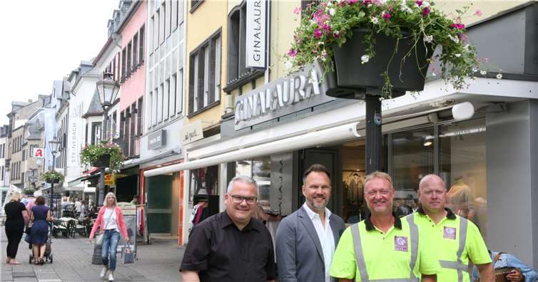 City-Manager Peter Michels (v.l.) und Guido Braun vom Krupp-Verlag sowie Patrick Uding und Michel Lenting von „Flower and Shower“ freuen sich über den gelungenen Blütenschmuck-Archiv-WE