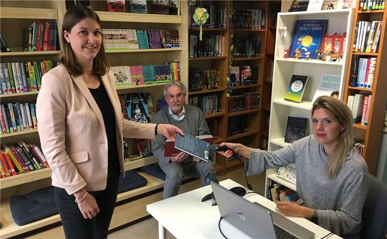 City-Managerin Karin Wessel (li.) und Stadtbürgermeister Hans Georg Faust (mi.) waren begeistert von den Möglichkeiten des neuen Online-Katalogs, der ihnen von Ariane Neuffer (re.) vorgestellt wurde. Foto: privat