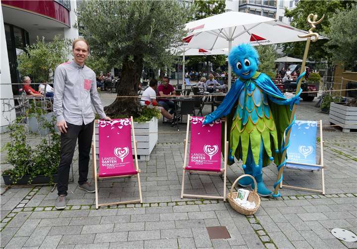 Citymanager Kevin Hengsberg und „Ahrvin“ freuen sich über die neuen Liegestühle.Foto: Stadt Bad Neuenahr