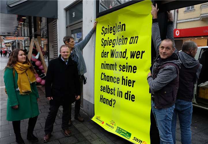Citymanagerin Julia Wiederstein und Oberbürgermeister Jan Einig überzeugten sich von der ansprechenden Optik, als in der Neuwieder Innenstadt in der Mittelstraße das erste Schaufenster eines Leerstandes dekoriert wurde. Foto: privat