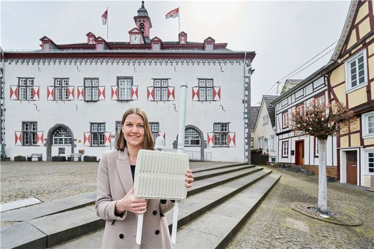 Citymanagerin Karin Wessel mit der LoRaWAN-Funkantenne vorm historischen Rathaus in Linz. Dort wurde das Herzstück des Smart-City-Projekts im Glockenturm installiert.  Foto: Sascha Ditscher/evm