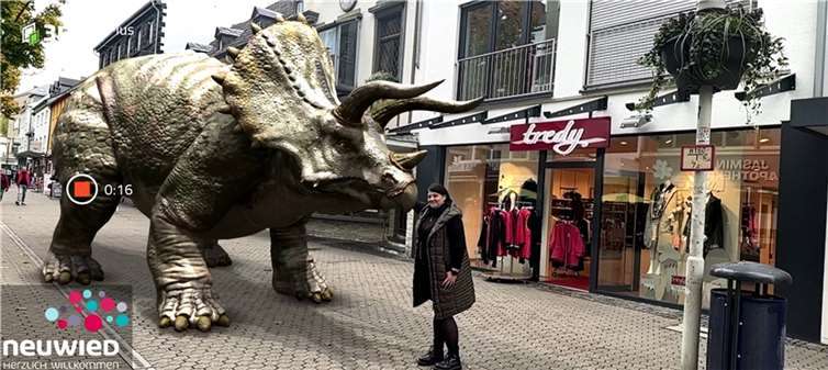Citymanagerin Michaela Ullrich freut sich, dass die virtuellen Dinosaurier in Neuwieds Innenstadt so viele begeistern. Foto: 3DQR/Stadt Neuwied
