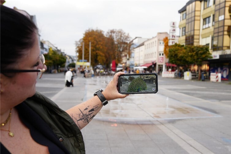 In Neuwied sind die Pfaue los Citymanagerin Michaela Ullrich hat es schon getestet: hier spaziert das Neuwieder Wappentier über den Luisenplatz.Foto: Lena Geisler