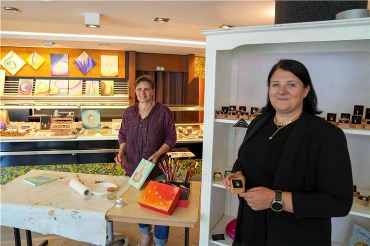 Citymanagerin Michaela Ullrich (rechts) und die Künstlerin Rahel Troll freuen sich auf weitere Interessenten, die einen Popup-Store in bester Lage eröffnen möchten. Foto: Maxie Meier