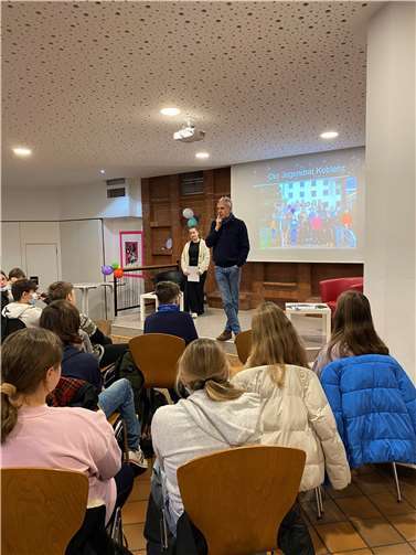 Clara Fruhling (Mitglied des Koblenzer Jugendrates) und Herr Nießen (Kinder- und Jugendbüro) erklärten den Kindern und Jugendlichen die Aufgaben und die Arbeit des Jugendrates. Quelle: Konrad-Adenauer-Realschule plus