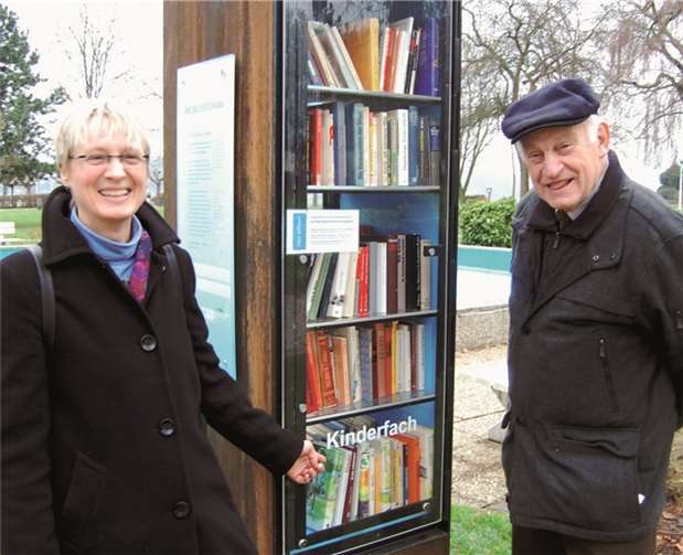 Clara Göbel und Friedhelm Link werben um Kinderbücher für „ihren“ öffentlichen Bücherschrank. FA