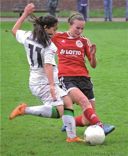 Clara Günter (rot) blockt einen Konterversuch der Gladbacherinnen. Norbert J. Becker