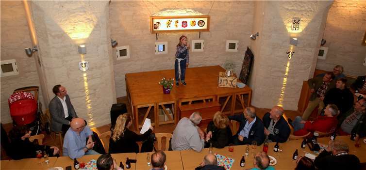 Clara Hähn begeisterte das Publikum im vollen Veranstaltungsraum des Museums.