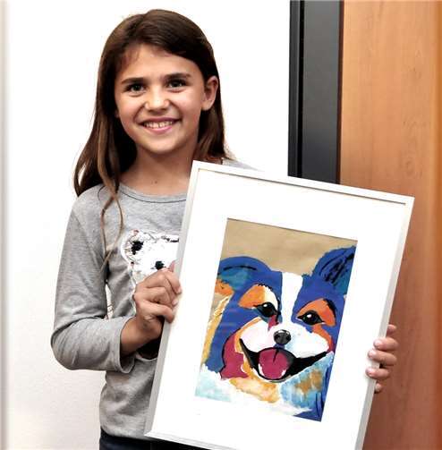 Clara Schneider präsentiert ihren „Lachenden Hund“.