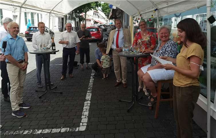 Clarissa Figura (ganz rechts) gegrüßte die Besucher bei der Eröffnung der Klimaausstellung. Fotos: BL