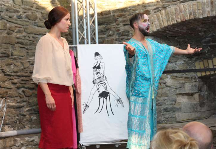 Claude (Stefan Bau), die alternde Diva begrüßt die junge Luise (Jennifer Paulus) in ihrer Garderobe.