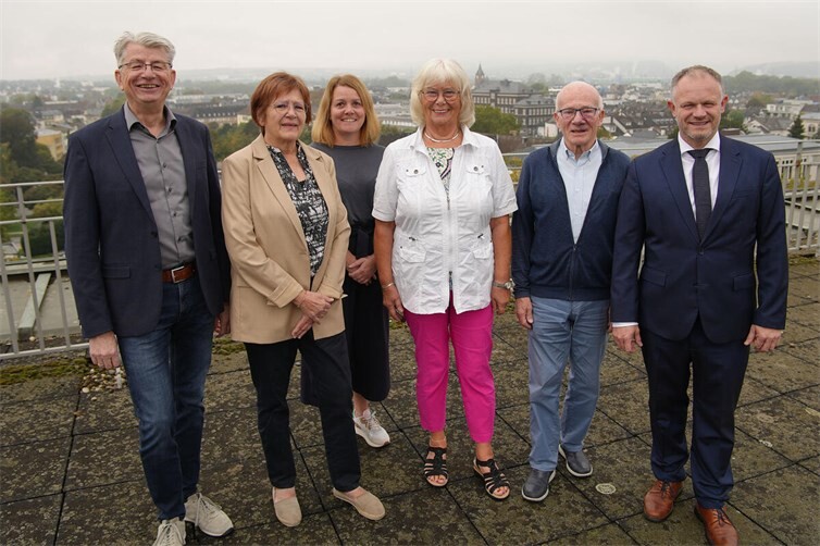 Claudia Brog (2. v.l.) und Helga Mies (4. v.l.) bilden mit Werner Hammer (2. v.r.) das Team der Neuwieder Senioren-Sicherheitsberater. Beigeordneter Ralf Seemann (links), Ordnungsamtsleiterin Carla Weßendarp (3. v.l.) und Oberbürgermeister Jan Einig (rechts) dankten den beiden Beraterinnen beim Ernennungstermin für ihr Interesse am wichtigen Ehrenamt.