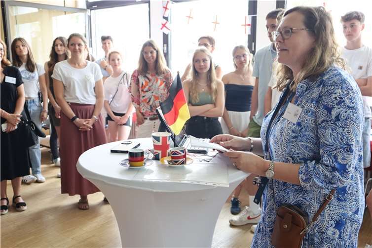 Claudia Fischbach (r.) blickt mit Schülern und Eltern auf 20 Jahre Englandaustausch zurück.  Foto: privat