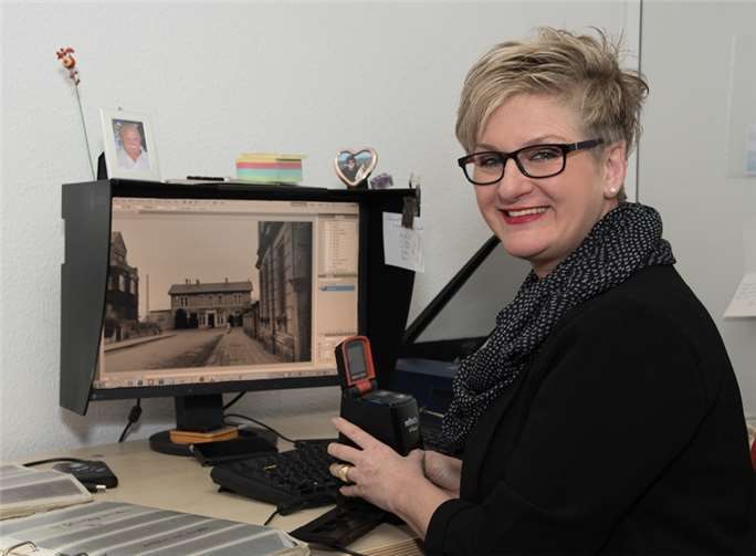 Claudia Flück-Debüser beim Digitalisieren alter Schwarz-Weiß-Fotos.privat