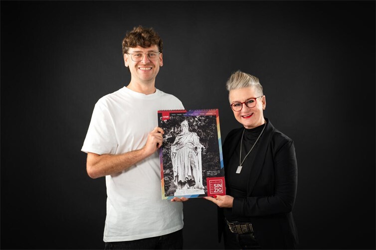 Claudia Flück-Debüser (rechts) von Foto Flück und David Karich (links) von flipzoom; Media stellen den neuen Kalender mit historischen Bildern der Sinziger Geschichte vor.