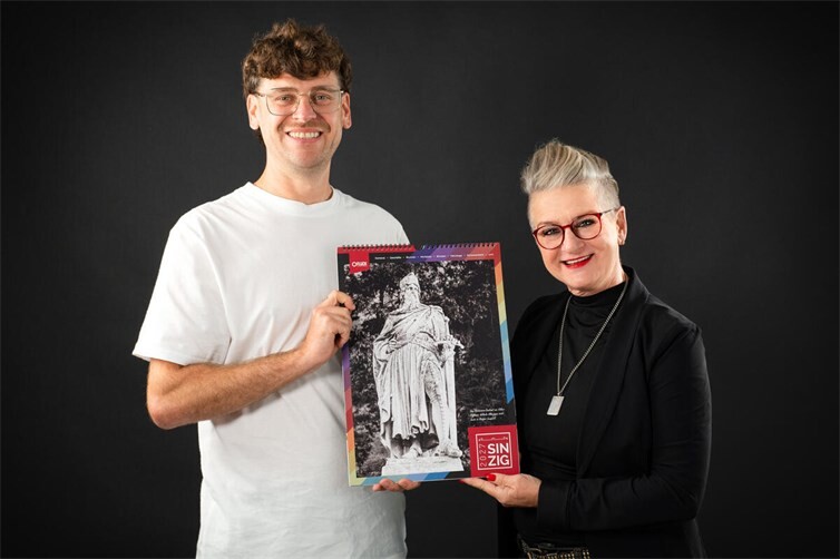 Claudia Flück-Debüser (rechts) von Foto Flück und David Karich (links) von flipzoom; Media stellen den neuen Kalender mit historischen Bildern der Sinziger Geschichte vor.