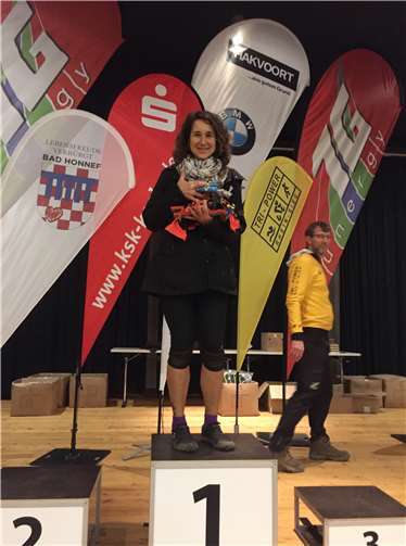 Claudia Franke von den Lauffreunden bei der Siegerehrung.Foto: Lauftreff SV Westum