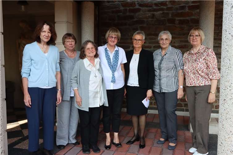 Claudia Helbing (Mitte) versprach, sich als Assoziierte auf Lebenszeit an die Waldbreitbacher Franziskanerinnen zu binden. Darüber freuen sich die Generaloberin Schwestern Edith-Maria Magar (3. von rechts), Schwester Evamaria Durchholz (3. von links), die Ansprechpartnerin der assoziierten Schwestern, sowie die Assoziierten Renate Knoepffler (links), Margit Haas (2. von links), Veronika Sauer (2. von rechts) und Andrea Raab (rechts).  Foto: privat