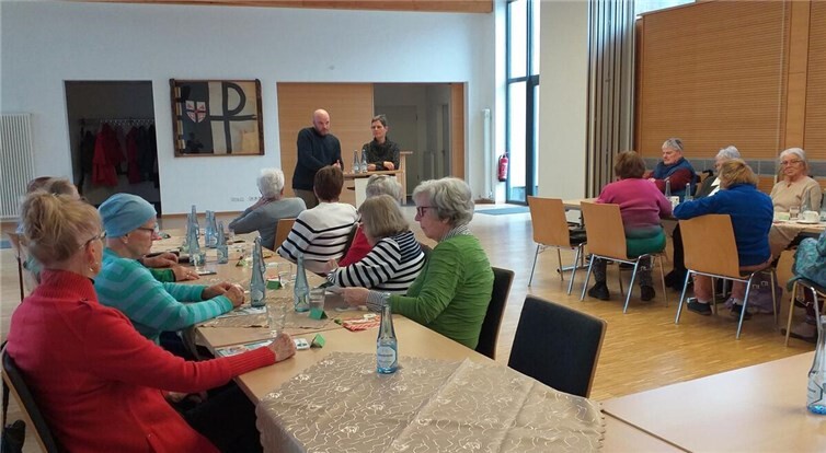 Claudia Hermes und Fabian Weber besuchten am 27. Januar 2026 auf Einladung des Senioren-Teams Maria-Himmelfahrt die Seniorinnen und Senioren, um über ihre Tätigkeit im Pflegestützpunkt zu berichten. Foto: privat