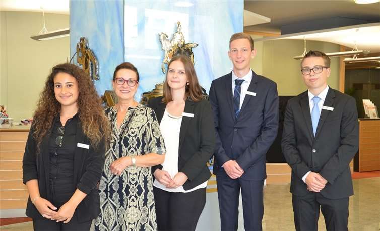 Claudia Hinze (2.v.l.) und Shanice Schneider (Mitte) freuen sich auf die Zusammenarbeit mit den neuen „Nachwuchsbankern“ Nalan Erdem (links), Simon Ackermann (2.v.r.) und Niclas Meyer (rechts). privat